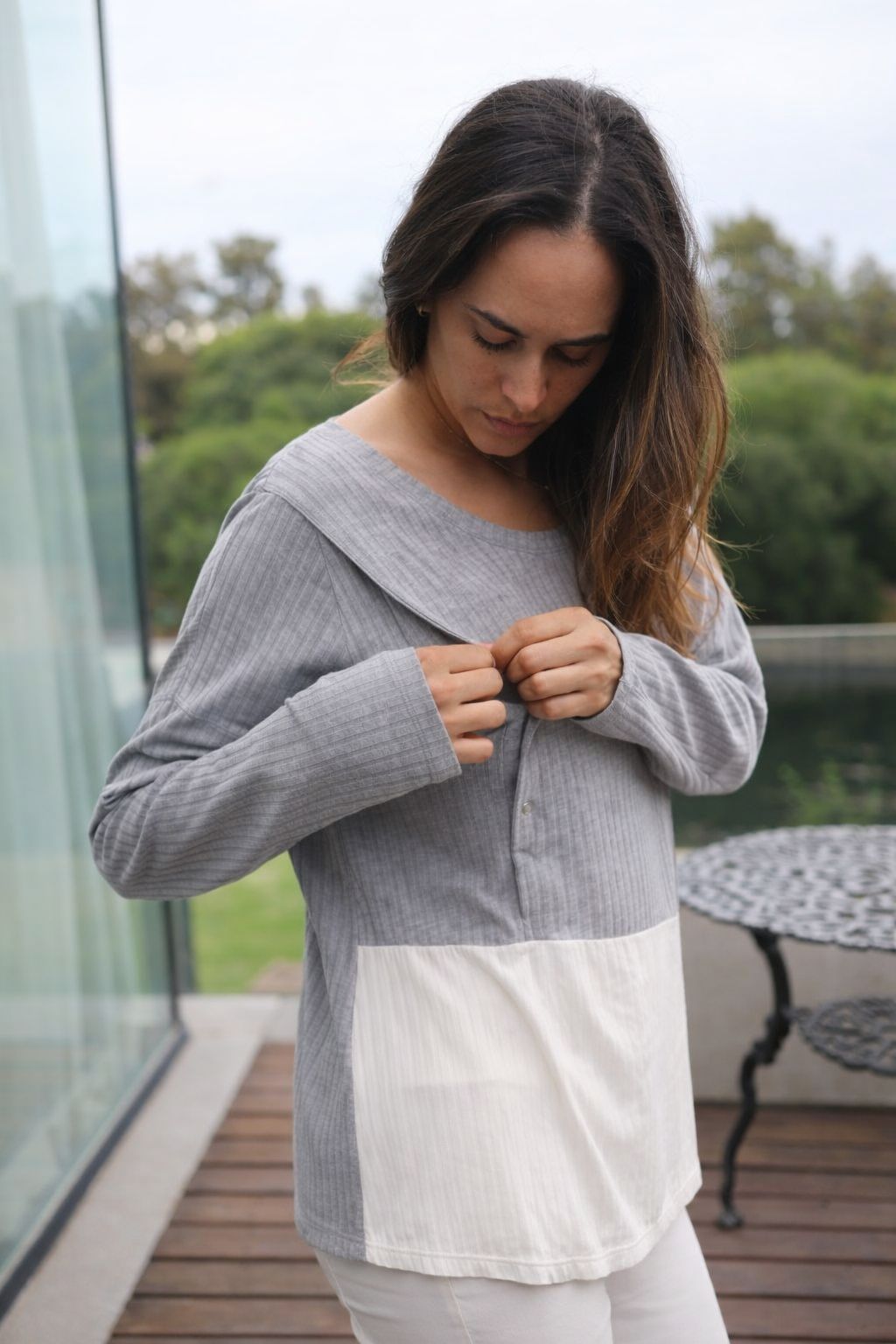 Camiseta gris con blanco